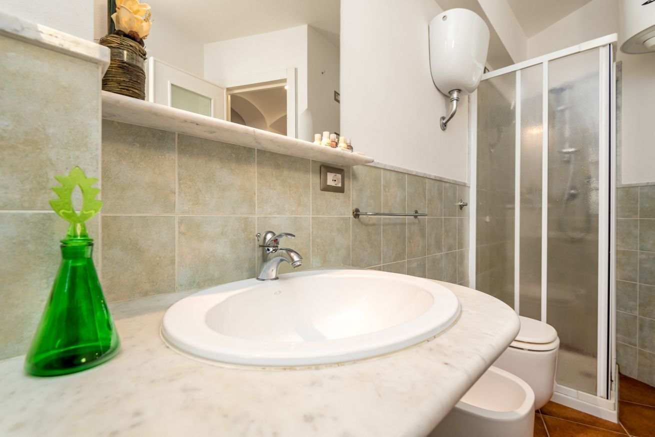 Shower, bidet, towels, shampoo