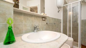 Shower, bidet, towels, shampoo