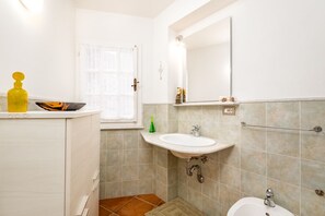 Dusche, Bidet, Handtücher, Shampoo
