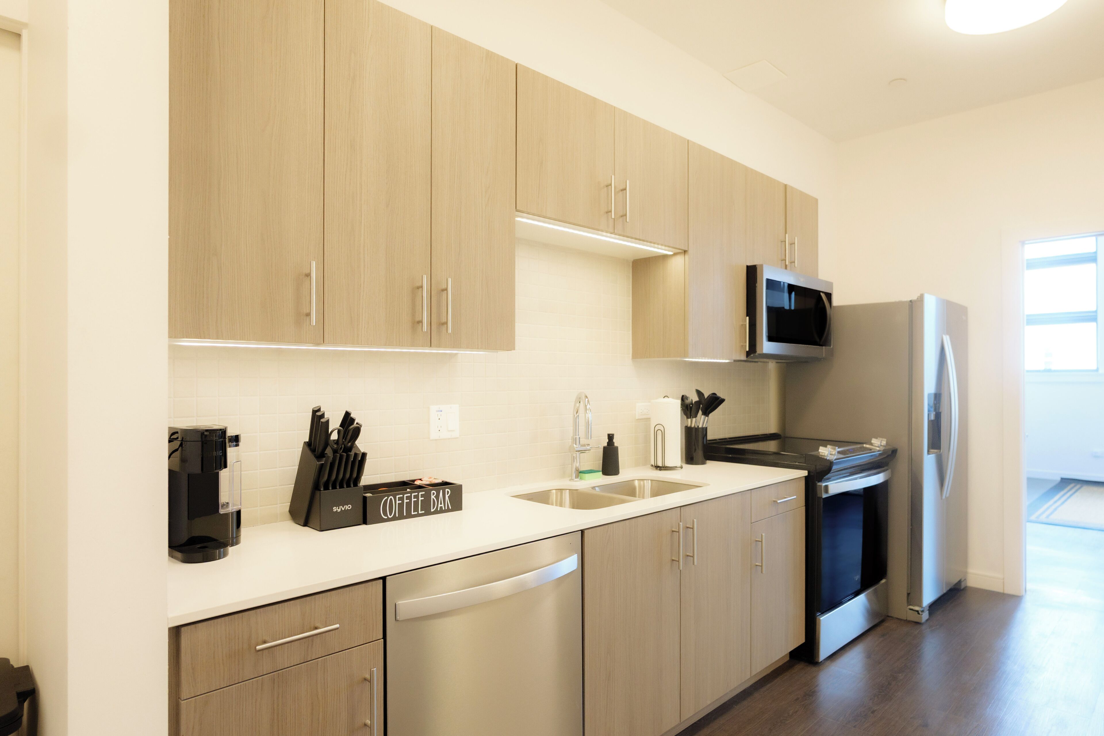 Apartment, 1 Queen Bed, City View | Private kitchen