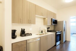 Apartment, 1 Queen Bed, City View | Private kitchen - Above The Roots - Elegant Studio Stay (Washington)