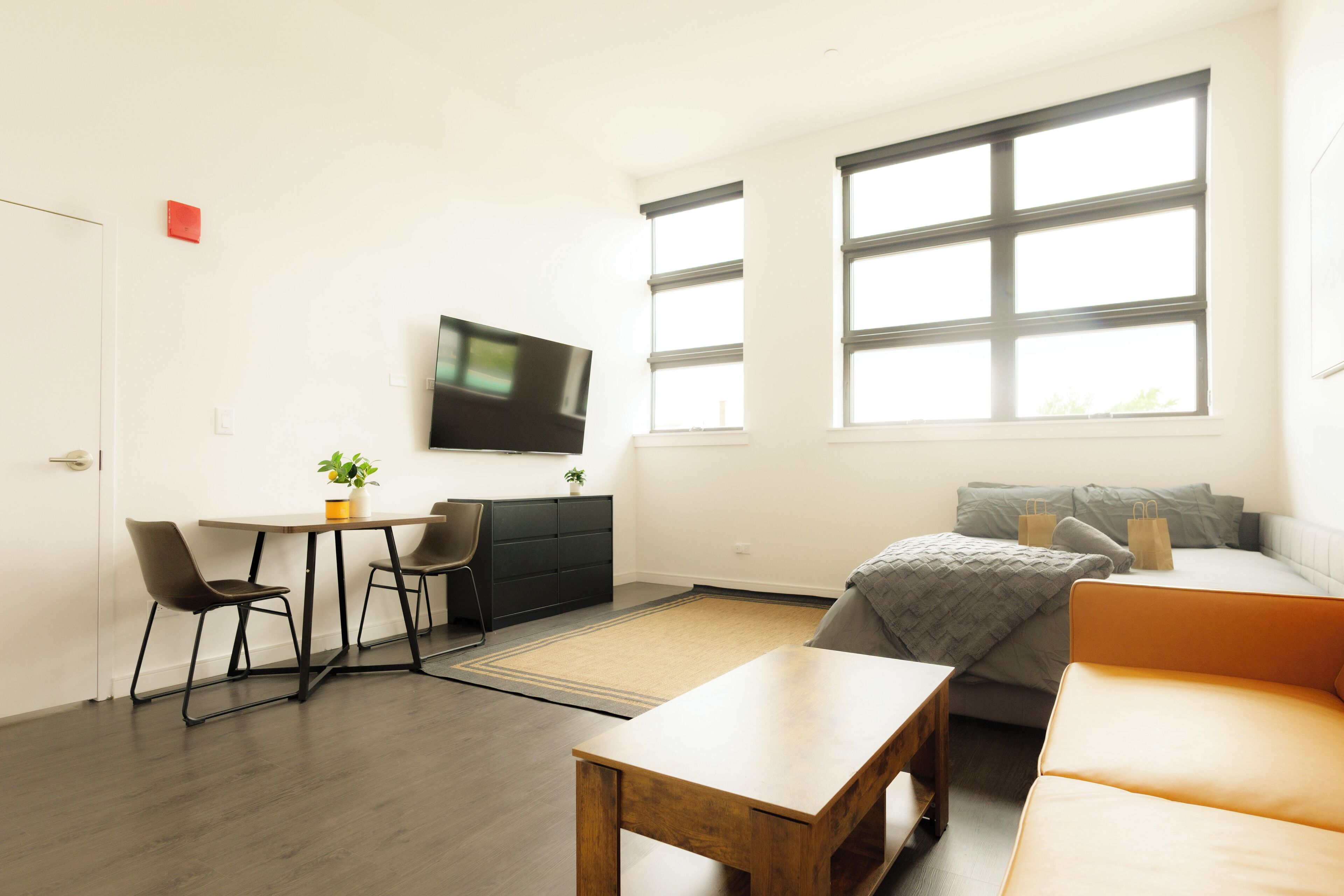 Departamento, 1 cama Queen size, vista a la ciudad | Área de sala de estar | Televisión de pantalla plana de 42 pulgadas con canales por cable 