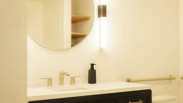 Apartment, 1 Queen Bed, City View | Bathroom