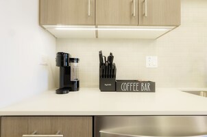 Apartamento, 1 cama Queen, vista para a cidade | Parte interna