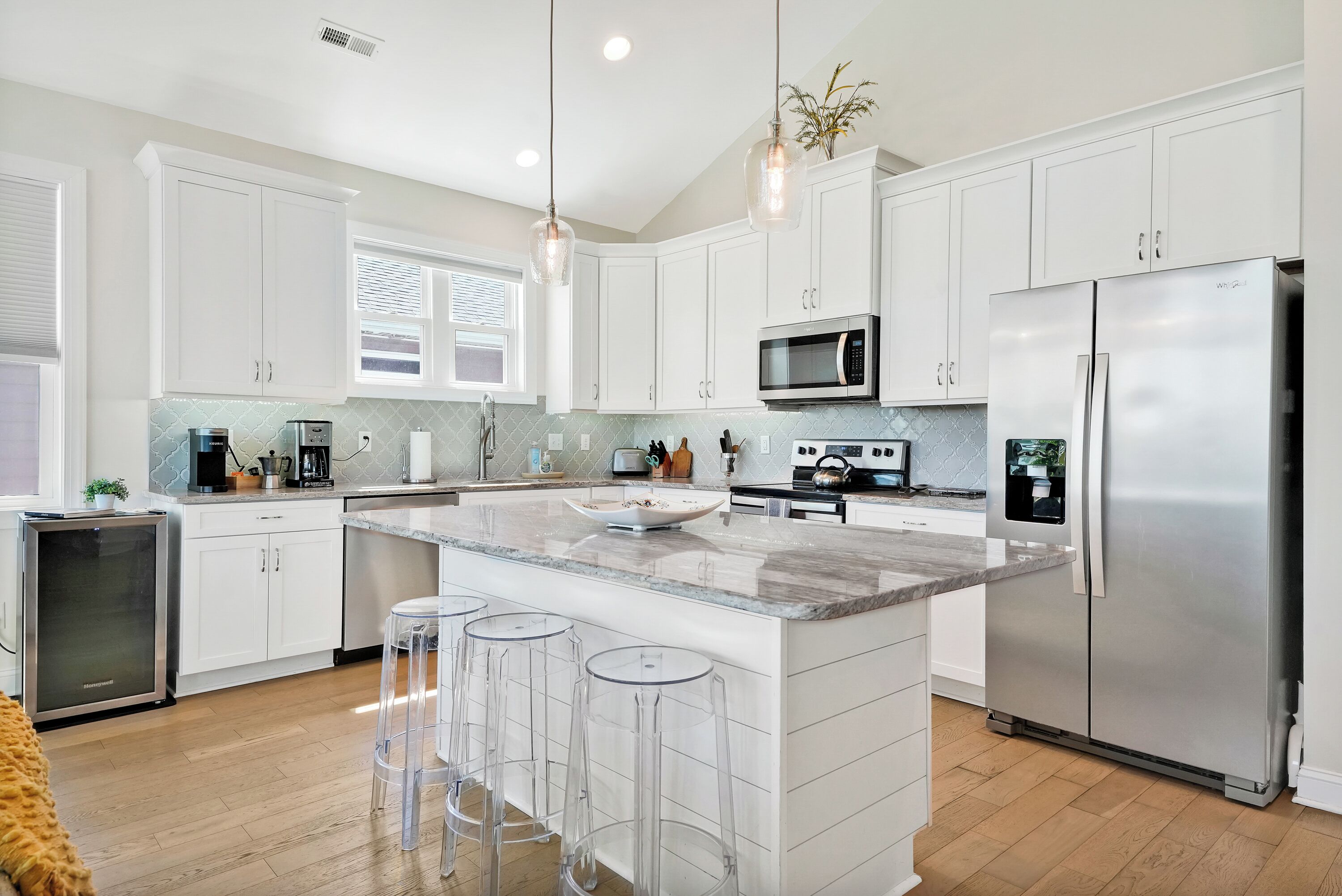 Geladeira, micro-ondas, fogão, cooktop