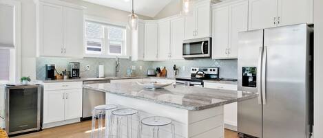 Geladeira, micro-ondas, fogão, cooktop