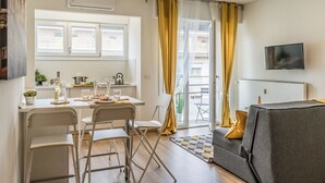 A compact living space with a kitchenette, dining area, and a sofa. - LINDA'S HOUSE
Delightful apartment with AC in charming Venice Mainland (Venezia)