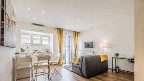 A compact living space with a dining area, sofa, TV, and a small table with a lamp. - LINDA'S HOUSE
Delightful apartment with AC in charming Venice Mainland (Venezia)