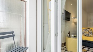 A room with a bench, a glass door, a sofa, and a small table with a bottle and glasses. - LINDA'S HOUSE
Delightful apartment with AC in charming Venice Mainland (Venezia)
