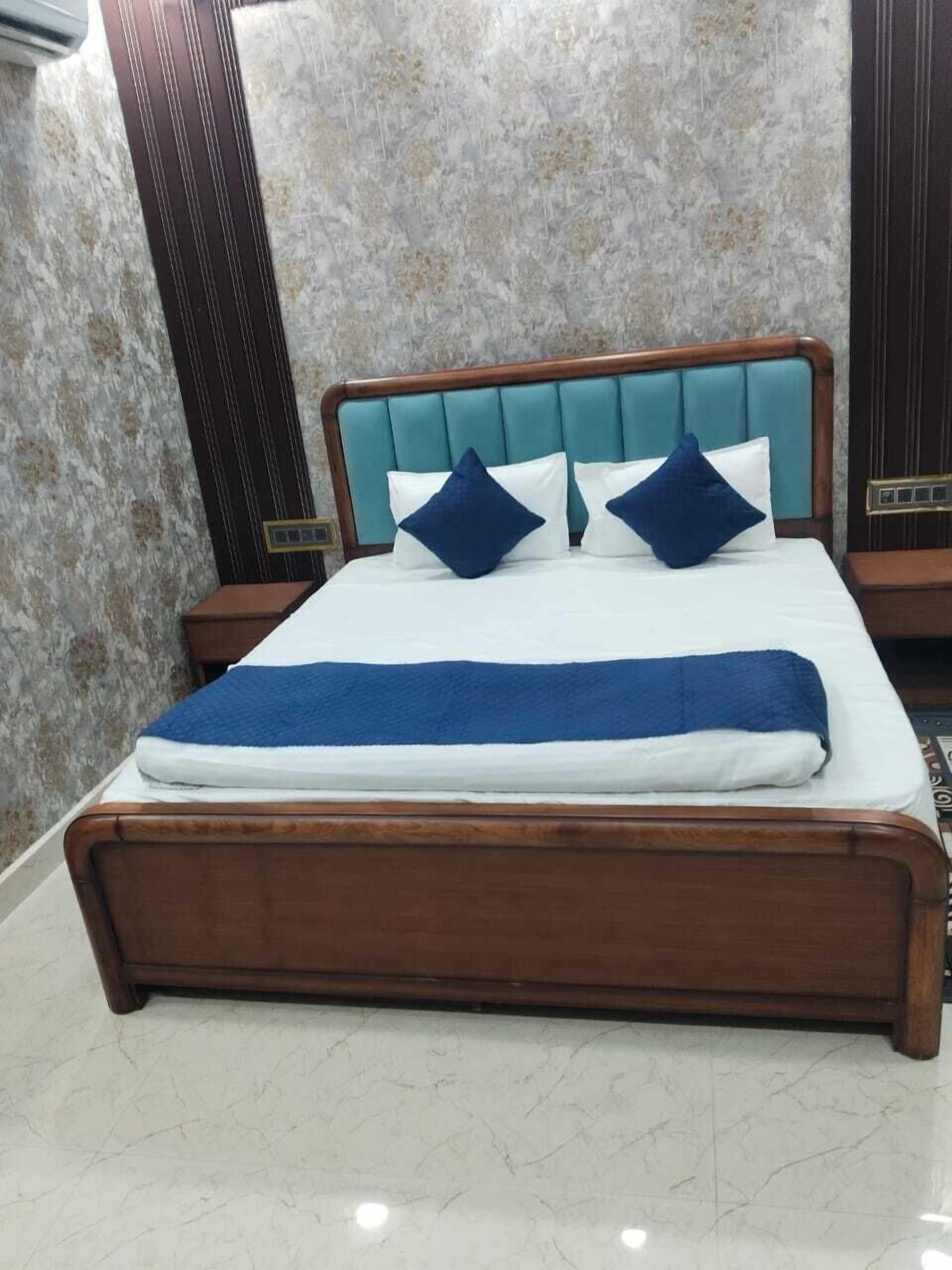 Quarto casal luxo | Escrivaninha, espaço de trabalho para notebook, Wi-Fi de cortesia