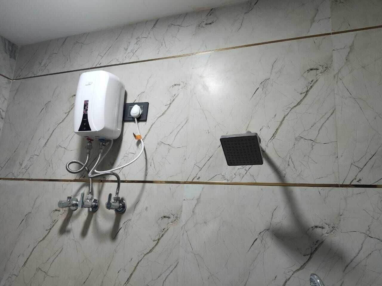 Deluxe Double Room | Bathroom | Shower, free toiletries, towels, soap