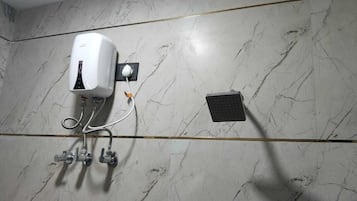 Kamar Double Deluks | Kamar mandi | Shower, perlengkapan mandi gratis, handuk, dan sabun