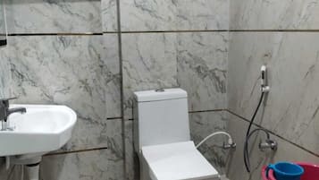 Deluxe-dobbeltværelse | Badeværelse | Bruser, gratis toiletartikler, håndklæder, Sæbe