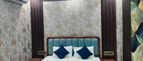 Desk, laptop workspace, free WiFi