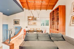 Living area - Discover the magic of Corte del Poeta, an oasis of tranquility in the heart of Vezzano, in the picturesque province of La Spezia. This charming vacation home, designed for those seeking a retreat away from the hustle and bustle of mass tourism, is the id (Vezzano Ligure)