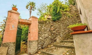 Property grounds - Discover the magic of Corte del Poeta, an oasis of tranquility in the heart of Vezzano, in the picturesque province of La Spezia. This charming vacation home, designed for those seeking a retreat away from the hustle and bustle of mass tourism, is the id (Vezzano Ligure)