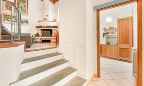Interior - Discover the magic of Corte del Poeta, an oasis of tranquility in the heart of Vezzano, in the picturesque province of La Spezia. This charming vacation home, designed for those seeking a retreat away from the hustle and bustle of mass tourism, is the id (Vezzano Ligure)