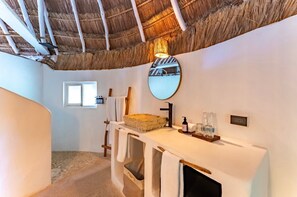 Habitació Comfort, vistes al jardí | Bany | Dutxa, assecador de cabells, tovalloles i sabó 