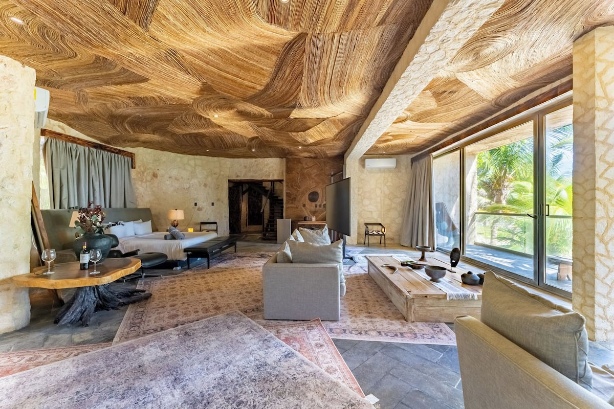 Deluxe Suite, Sea View | In-room safe, free WiFi