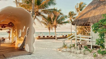 Pantai pribadi dan pasir putih