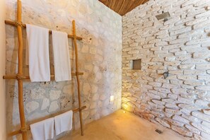 Habitación Deluxe | Baño | Ducha, secador de pelo, toallas y jabón