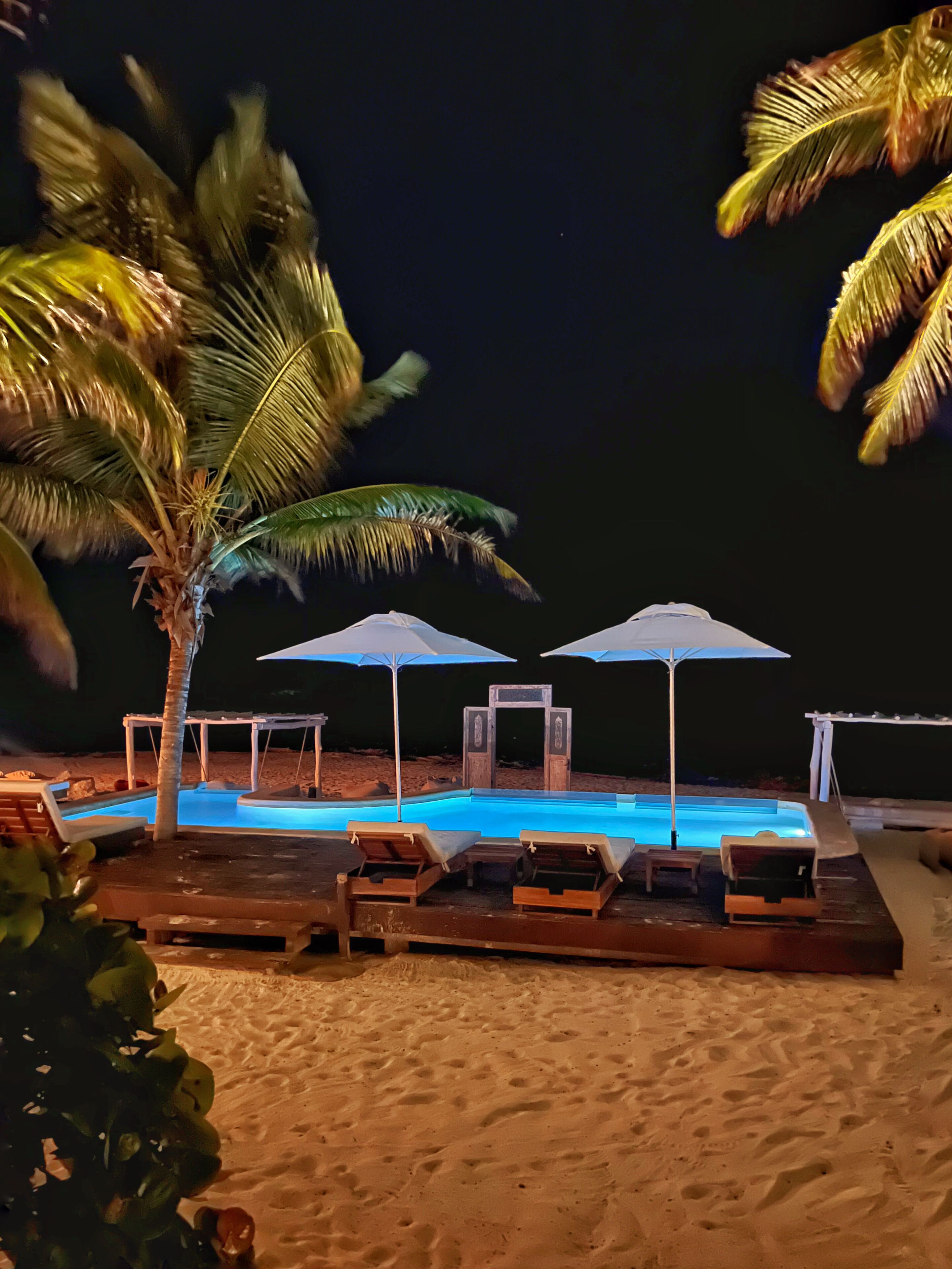 Playa privada y arena blanca