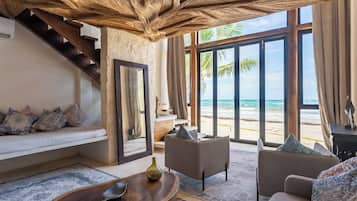 Suite Deluxe, vista al mar | Área de sala de estar
