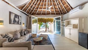 Suíte, vista para a praia | Área de estar