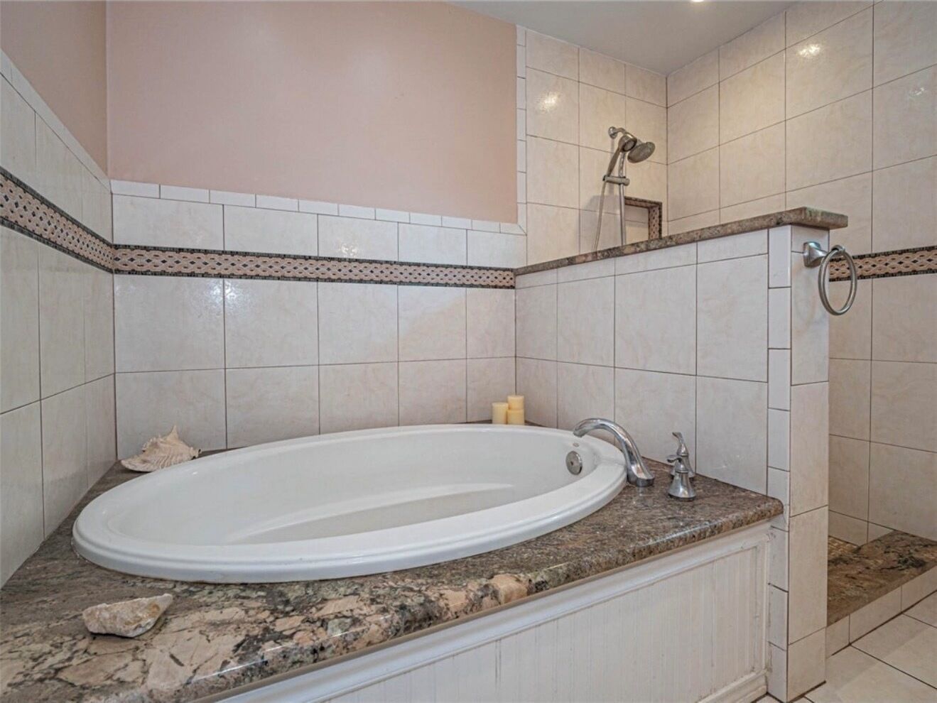 Håndklær, såpe, sjampo og toalettpapir