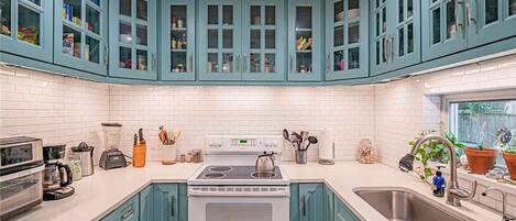 Micro-ondes, four, plaque de cuisson