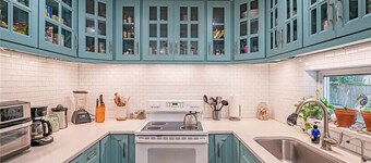 Coastal Retreat • 5 Mins to Beach & Downtown