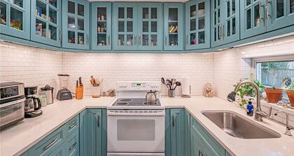 Coastal Retreat • 5 Mins to Beach & Downtown