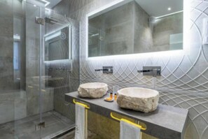 Hair dryer, towels, soap, shampoo - Peaceful 4-bedroom apartment in charming Madrid perfect for families (Madrid)