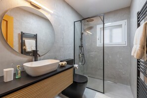 Shower, hair dryer, towels, soap - Villa Lago with private pool, jacuzzi and views (Alcúdia)