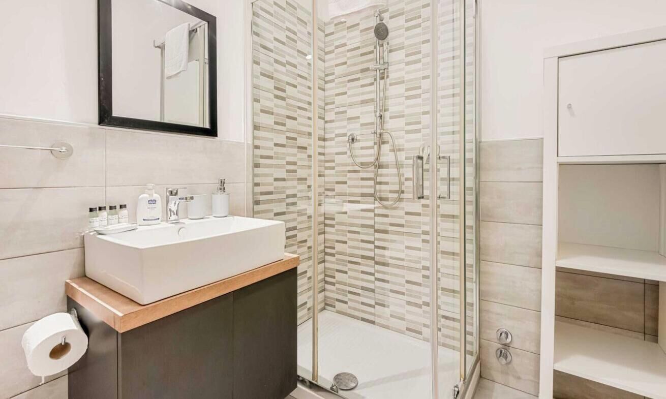 Douche, bidet, papier toilette
