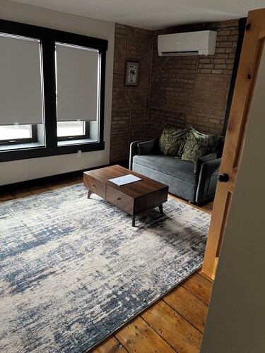 Cozy Village Cottage Walkable to Shops and Dining. Perfect for HITS and Skiiers.