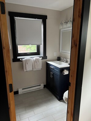 Suihku, hiustenkuivaaja, pyyhkeet, saippua