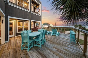 Outdoor dining - Beach View | Wrap Balcony | Sleeps 8 | Second Row (Galveston)