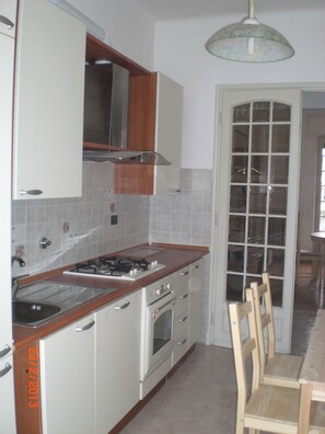 Oven, stovetop - Charming marine living room accommodation in San Remo (Sanremo)