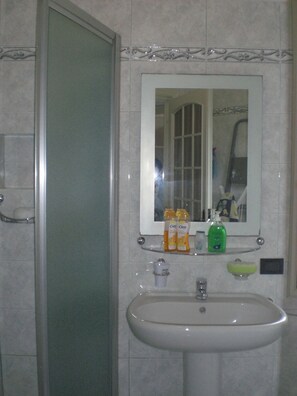 Shower, hair dryer, bidet, towels - Charming marine living room accommodation in San Remo (Sanremo)