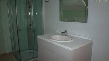 Een douche, een haardroger, toiletpapier