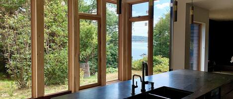 Microondas, horno, placa de cocina y lavavajillas