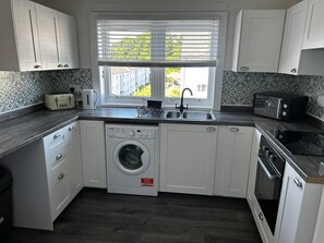 Fridge, microwave, oven, stovetop - Modern Apartment in Oban with Balcony (Oban)