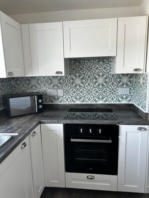 Fridge, microwave, oven, stovetop - Modern Apartment in Oban with Balcony (Oban)