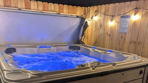 Ein Whirlpool mit Holzverkleidung und einem Schild mit Sicherheitshinweisen.