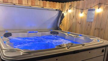 Banyera d'hidromassatge a l'aire lliure