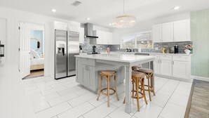 Private kitchen - Sleeps 20! Heated Pool, Pickleball, Batting Cage- Near IMG & Beach (Bradenton)