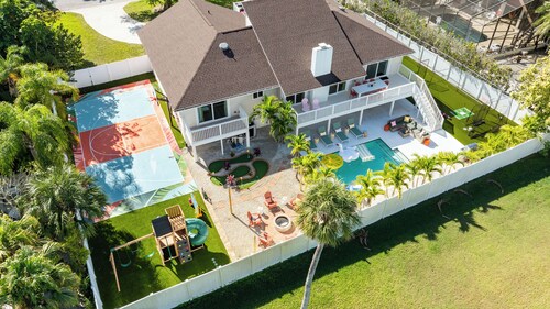 Sleeps 20! Heated Pool, Pickleball, Batting Cage- Near IMG & Beach
