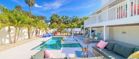 Alberca al aire libre y alberca climatizada