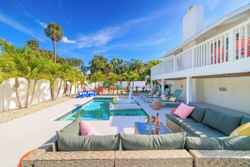 Sleeps 20! Heated Pool, Pickleball, Batting Cage- Near IMG & Beach